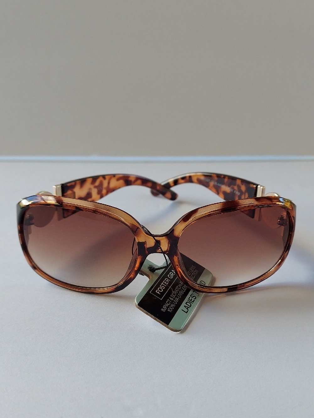 NWT Foster Grant Tortoiseshell Frame Sunglasses with Brown Gradient Lenses - Picture 6 of 6